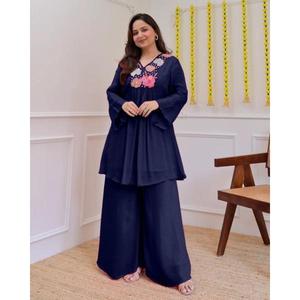 La temporada festiva requiere atuendos que brillen con la misma luminosidad que las celebraciones. Con este conjunto festivo de georgette puro, ¡estás listo para la fiesta! - Product Image 1