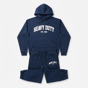 Fournisseur de survêtements deux pièces décontractés en molleton épais avec logo brodé personnalisé, comprenant un sweat à capuche et un pantalon de jogging, style streetwear - Product Image 1