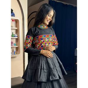 Beaux vêtements régionaux Kediyu Lehenga et Dupatta avec un vrai travail manuel en miroir - Product Image 4