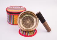 Meilleur ensemble cadeau de luxe sculpté et gravé de la marque Himalaya Exports, bol chantant en laiton, décoration d'intérieur, motif traditionnel