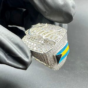 Anillo de compromiso y boda de lujo en plata de ley 925 con moissanita VVS de corte brillante clásico y engaste de garras, estilo hip hop, con letra personalizada - Product Image 6