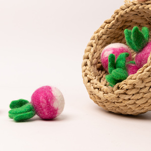 Juguete Educativo de Repollo de Fieltro de Lana Hecho a Mano con Hojas Verdes para Niños - Comercio Justo Ético al por Mayor - Product Image 4