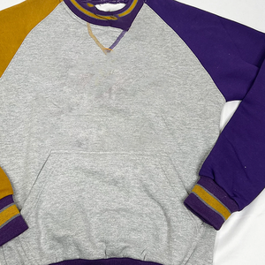 Sudadera personalizada de la fraternidad Omega con cresta gris y morada de chenilla, venta al por mayor de ropa personalizada para fraternidades. - Product Image 3