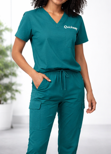 Tenue de travail en tissu coton T/C OEM/ODM, haut à col en V et pantalon cargo avec poches, ensemble de blouses confortables pour le personnel de santé - Product Image 2