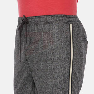 กางเกงขาสั้นพิมพ์ลายผู้ชาย สไตล์ลำลองสำหรับฤดูร้อน น้ำหนักเบา เอวยางยืด ลายทันสมัย กางเกงขาสั้นพิมพ์โลโก้แบรนด์ตามสั่ง ขายส่ง - Product Image 4