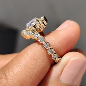 Anillo de compromiso de oro macizo con diamantes de corte redondo en racimo y halo de burbujas, con engaste moderno tipo bisel, joyería nupcial y regalo para ella - Product Image 3