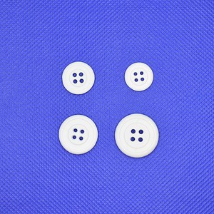 Botones Redondos de Plástico de Bajo Precio con 4 Agujeros, Botones de Resina de 15 mm, Botones Planos de R-PET Hechos en Vietnam - Product Image 5