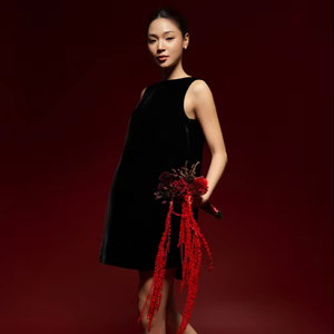 Robe courte en velours rayé pour femme, col bateau, manches classiques, coupe ample, style décontracté minimaliste respirant, fabriquée au Vietnam - Product Image 1