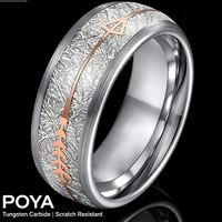 Bague en carbure de tungstène argenté avec texture météorite et incrustation flèche en or rose, alliance à bord brossé, bijoux totem en gros