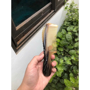 Peine de cuerno de alta calidad, antiestático, con puntas suaves y redondeadas para un aseo delicado. - Product Image 3