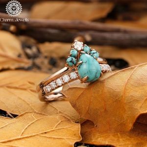 Bague de fiançailles classique pour femme Charm Jewells, trois pierres en moissanite taille coussin, plaqué or 18 carats, sertie à griffes, IGI - Product Image 4