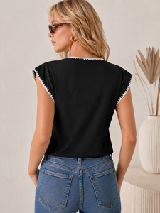 Chemisier noir à manches courtes avec bordure contrastée en zigzag, logo brodé personnalisé, col rond, chemise pour femme, décontracté, à porter toute l'année - Product Image 2