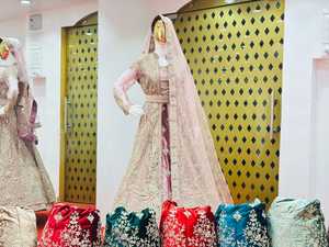 Lehenga de terciopelo nupcial de invierno con encogimiento de hombros de trabajo Jarkan completo, cinturón y Dupatta Trending Mastani Style Heavy Set - Product Image 5