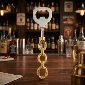 Abridor de Botellas con Cadena Dorada, Elegante Diseño Metálico Texturizado con Herrajes Plateados, Accesorio Esencial para Bar - Product Image 4
