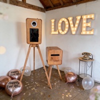 Photomaton en bois personnalisable avec boîtier de couleur réglable, ports de charge USB Type-C compatibles avec les appareils photo et iPad