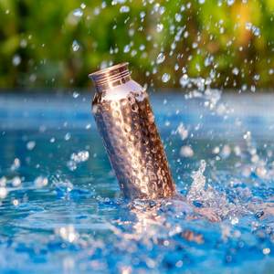 Bouteille d'eau en cuivre artisanale de luxe R10 avec texture martelée et impression sérigraphique - Product Image 6