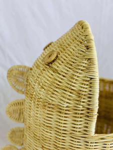 Foto tomada en el taller - Cesta de almacenamiento infantil con forma de cocodrilo, tejida con ratán natural. - Product Image 2