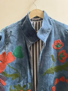 Chaqueta Larga Bohemia de Terciopelo Azul Claro con Bordado Floral Estilo Bohemio, Manga Larga, Cuello Alto, Ropa de Abrigo para Invierno - Product Image 3