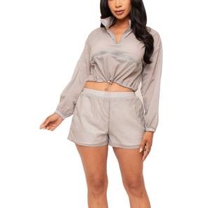 ชุดเซ็ตเสื้อแจ็คเก็ตกันลมและกางเกงขาสั้นผู้หญิงแบบขายส่งปี 2025 ผลิตตามสั่ง ทำจากโพลีเอสเตอร์ ดีไซน์สีพื้นแบบบล็อก ซิปและกระดุม ระบายอากาศได้ดี กันน้ำ - Product Image 4