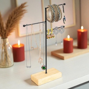 Elegante Exhibidor de Joyería de Dos Niveles con Barras Horizontales, Soporte para Collares y Pendientes, Base Estable, Organizador Compacto y Elegante para Tocador - Product Image 2