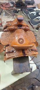 Silla de montar para caballo de cuero Western Tree Roughout con grabado artesanal, incrustaciones negras, correas de latigo pintadas a mano, asiento rígido y juego de arreos - Product Image 2