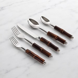 Exquisito juego de cubiertos con diseño de acero inoxidable y bambú que eleva cada experiencia gastronómica. - Product Image 1