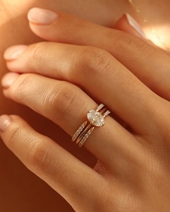 แหวนเพชรทรงรี 1 กะรัต เพชรเลี้ยงในห้องปฏิบัติการ ทองคำขาว 14K ตัวเรือนแบบ NSEW Compass Prong Setting ขนาด 1.6 มม. แหวนเพชรเม็ดเดี่ยวสำหรับผู้หญิง - Product Image 4