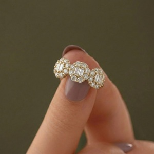 Elegante Anillo de Oro Amarillo de 18K con Tres Piedras en Racimo, Halo de Diamantes Redondos y Baguette, Joyería Fina, Compatible con Diseño CAD Personalizado - Product Image 3