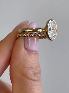 Anillo Solitario de Diamante Ovalado Cultivado en Laboratorio de 3 Quilates y Banda de Oro con Burbujas, Conjunto Nupcial de 2 Piezas, Certificado IGI - Product Image 4