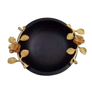 Bandeja Redonda de Madera Negra de Lujo con Asas Florales de Latón Fundido – Tazón Decorativo de Madera Hecho a Mano para Mesa de Centro o Comedor - Product Image 1