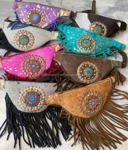 กระเป๋าคาดเอวหนังวัวเย็บมือสีดำ พร้อมพู่ขนวัว - Product Image 4