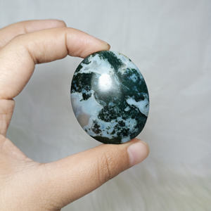 Venta al por mayor de alta calidad Natural Indonesia verde Moos ágata Palma piedra piedras preciosas artesanías curación cristal 45x35x15mm 30 pcs/kg - Product Image 6