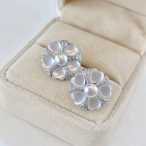 Pendientes de Plata con Perlas de Agua Dulce Naturales en Forma de Trébol Irregular - Product Image 1