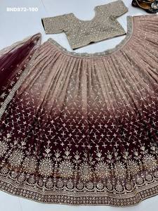 ชุดแต่งงานคุณภาพสูง ผ้าจอร์เจตต์เทียม พิมพ์ลายดิจิทัลสองสี พร้อมงานปักเลื่อม แบบเลเฮนกา-โชลี ราคาขายส่ง - Product Image 4