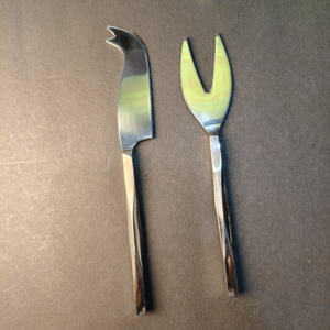 Ensemble d'outils à fromage en acier inoxydable à 4 pièces avec manche torsadé, comprenant une pelle à fromage, un couteau à pointes, une fourchette à fromage et un épandeur pointu - Product Image 6