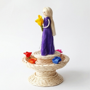Figurine de poupée tissée à la main avec robe violette et fleur jaune sur base ronde, décoration bohème pour la maison, présentation sur table intérieure - Product Image 4