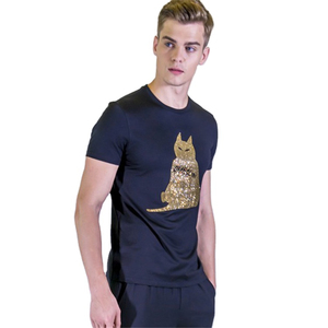 เสื้อยืดคอกลมแขนสั้นสีดำสำหรับผู้ชาย ลายแมวประดับเลื่อมสีทอง ทรงปกติ สวมใส่สบาย - Product Image 1