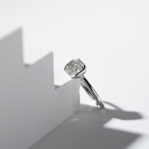 Bague de fiançailles solitaire moderne en or blanc massif 14 carats avec diamant de laboratoire taille émeraude 2 carats pour femme, sertie clos à l'est et à l'ouest - Product Image 3