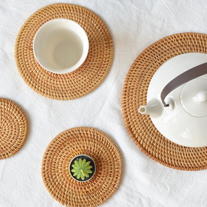 Ensemble de dessous-de-plat et de sous-verres en rotin naturel tressé, résistants à la chaleur, faits à la main, avec motif floral pour la table et le thé - Product Image 4