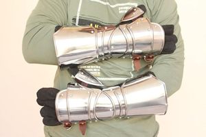 Guantes Metálicos de Fabricante OEM con Construcción de Acero Detallada para Disfraces Medievales, Fotografía y Decoración - Product Image 5