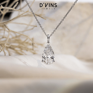 Collier pendentif D'vins Jewels DJ 456 en or massif 18 carats avec diamant de laboratoire taille poire, couleur or 18 carats, D Fancy Light Surat - Product Image 1
