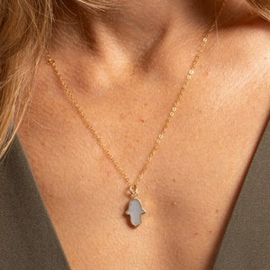 NIKHIL GEMS Mini Pendentif Main de Fatma en Argent Sterling, Bijou Classique et Élégant Plaqué Or pour Femme, Idéal pour les Fiançailles - Product Image 5
