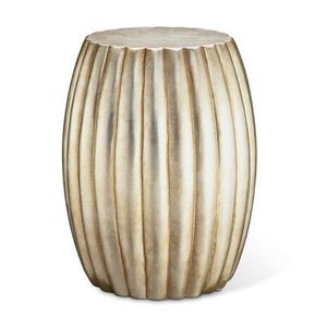 Elegante mesa auxiliar de metal diseñada para colocar junto a la cama, con textura refinada, altura equilibrada, superficie práctica y hermosa. - Product Image 6