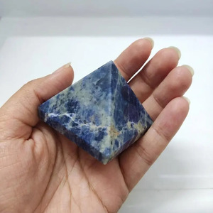 Vente en gros de pierres naturelles faites à la main en agate pyramidale Muntaha de 30-35 mm, cristaux de Reiki en sodalite de qualité supérieure, Khambhat - Product Image 3