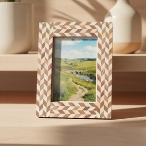 Cadre photo en résine artisanal de qualité supérieure avec une magnifique combinaison de couleurs et des couleurs personnalisées avec des puces collées à la main. - Product Image 2