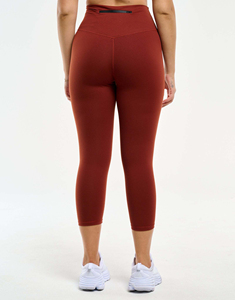 Ensemble de vêtements de sport pour femmes actives, offrant un confort premium, des coutures durables et une coupe flexible pour toutes les activités et tous les postes. - Product Image 3