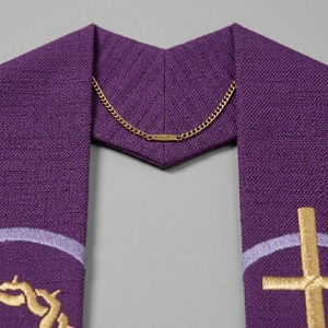 Étole liturgique violette haut de gamme avec croix dorée et broderie couronne d'épines, fait main, pour vêtement liturgique chrétien - Product Image 3