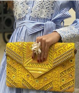 Pochette enveloppe festive artisanale perlée de perles de rocaille, sac à bandoulière pour mariage, événement, fête, sac à main de soirée artistique et élégant pour femme - Product Image 3