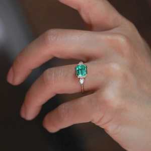 Bague de fiançailles trois pierres en argent sterling 925 avec zircon taille émeraude serti clos, bague de luxe pour femme avec pierre latérale poire, pour usage quotidien - Product Image 2