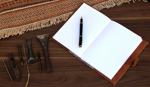 Couverture en Kelim/Dhurry tissée à la main, joliment cousue avec des poches en cuir à l'intérieur pour contenir un carnet de notes. - Product Image 5